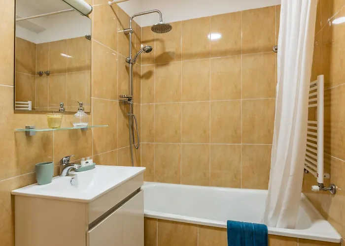 No Marques With Ac And Parking Place